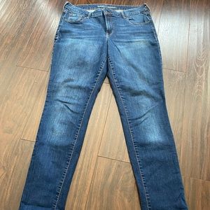 Woman Old Navy Rockstar jeans